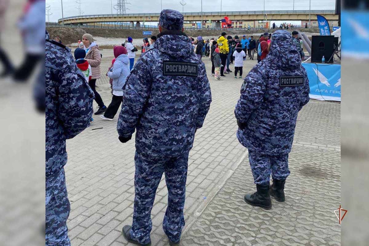 Росгвардия обеспечила безопасность полумарафона "ЗаБег.РФ" в Новом Уренгое