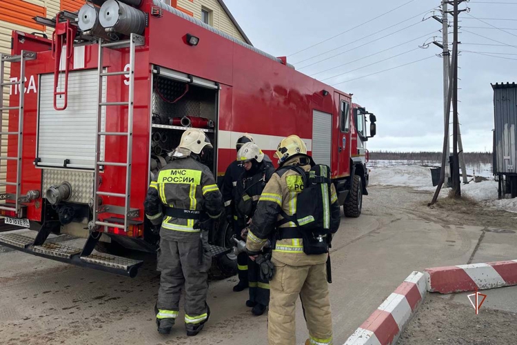 На Ямале прошло межведомственное пожарно-тактическое занятие ОМОН Росгвардии и МЧС 