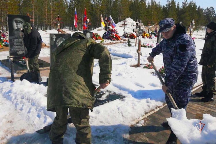 Сотрудники Росгвардии и подшефные кадеты провели уборку воинских захоронений на Ямале