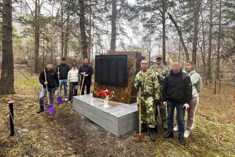 Сотрудники отдела ФСБ России по Уральскому округу и военнослужащие Росгвардии облагородили мемориал бойцам, павшим в годы Великой Отечественной войны