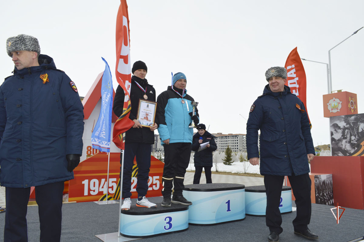Спорт во имя памяти: росгвардейцы участвовали в забегах ко Дню Победы