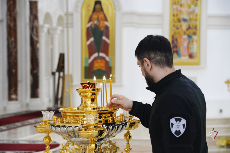 В Салехарде прошел молебен для сотрудников СОБР Росгвардии (видео)