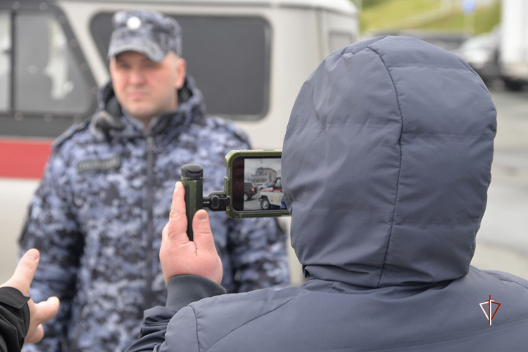 Сотрудники Росгвардии отработали действия по нейтрализации угрозы БПЛА на охраняемых объектах на Ямале (видео)