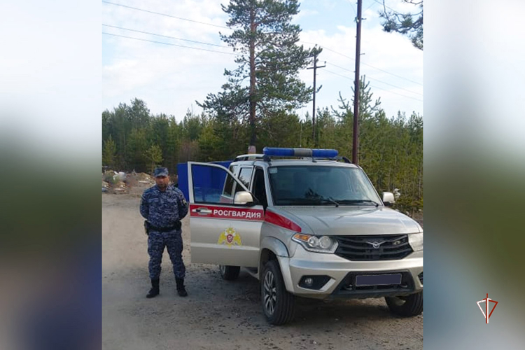 На Ямале росгвардейцы помогают пострадавшим от весеннего паводка
