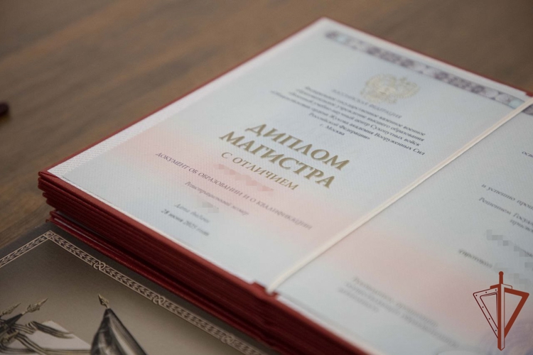 Герой России генерал-полковник Сергей Бойко поздравил выпускников общевойсковой академии РФ