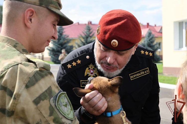 Генерал-полковник Алексей Воробьев посетил Кинологический центр Росгвардии
