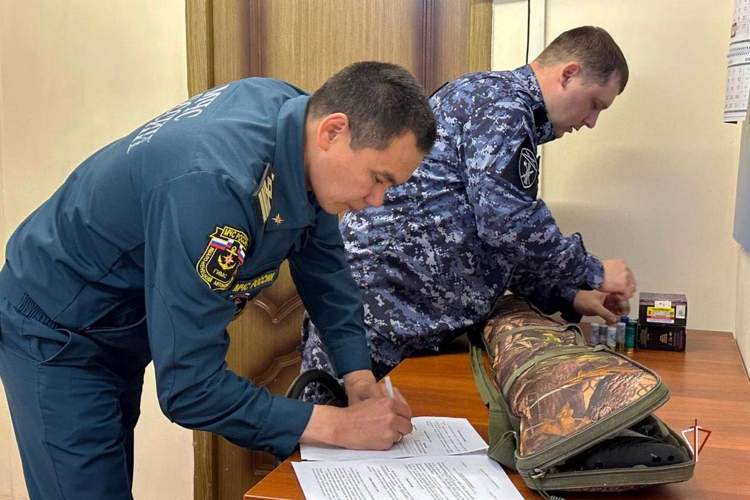 Росгвардия организовала передачу гражданского оружия для нужд СВО в Тазовском районе (видео)