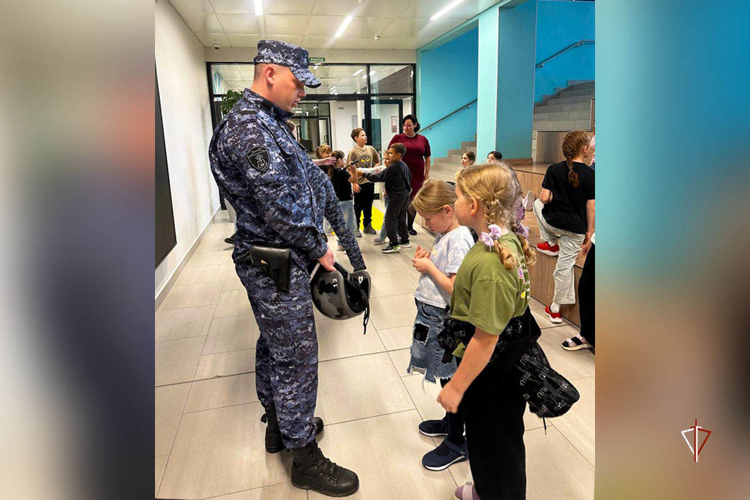 Росгвардия провела патриотическое мероприятие для школьников Нового Уренгоя