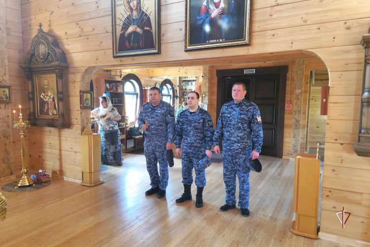 Сотрудники Росгвардии приняли участие в праздничном богослужении в поселке Уренгой