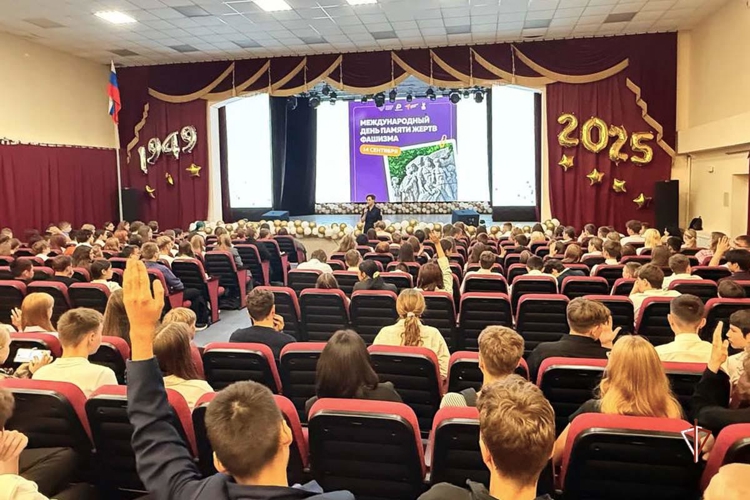 В Салехарде офицер Росгвардии провела для школьников урок памяти, приуроченный ко Дню памяти жертв фашизма