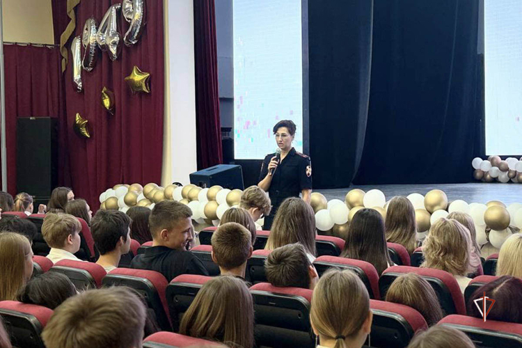 В Салехарде офицер Росгвардии провела для школьников урок памяти, приуроченный ко Дню памяти жертв фашизма