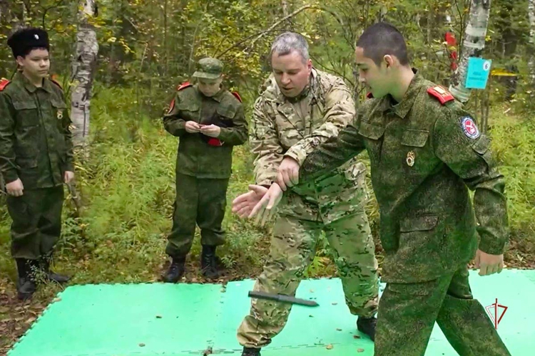 Офицер Росгвардии научил юных патриотов Салехарда приемам рукопашного боя (видео)