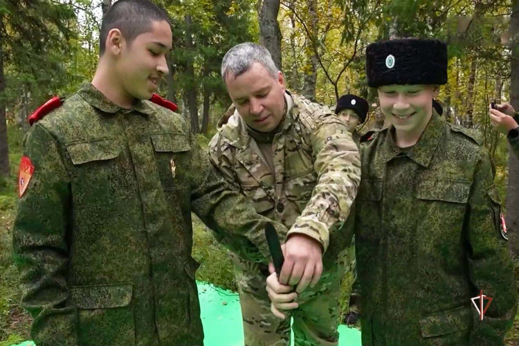 Офицер Росгвардии научил юных патриотов Салехарда приемам рукопашного боя (видео)