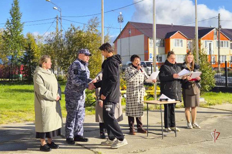 На Ямале росгвардейцы приняли участие в военно-патриотических сборах для школьников