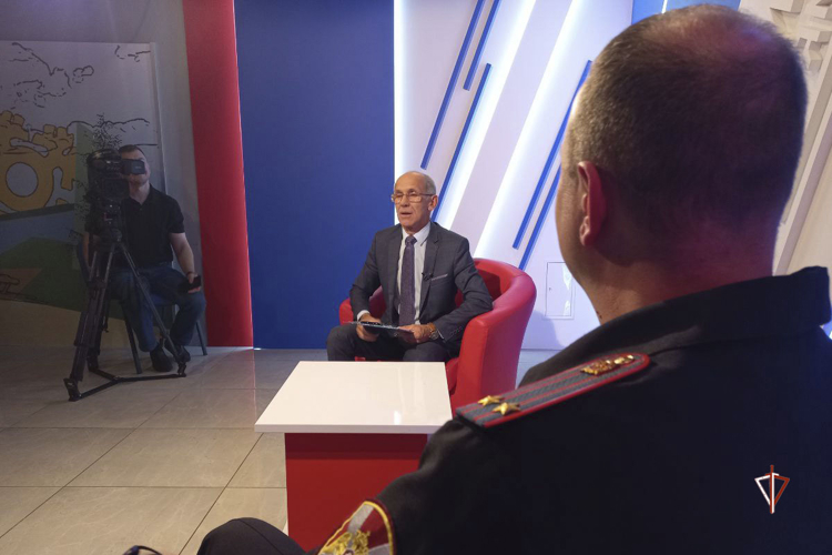 Офицер Росгвардии рассказал о службе во вневедомственной охране в эфире ямальского телевидения (видео)