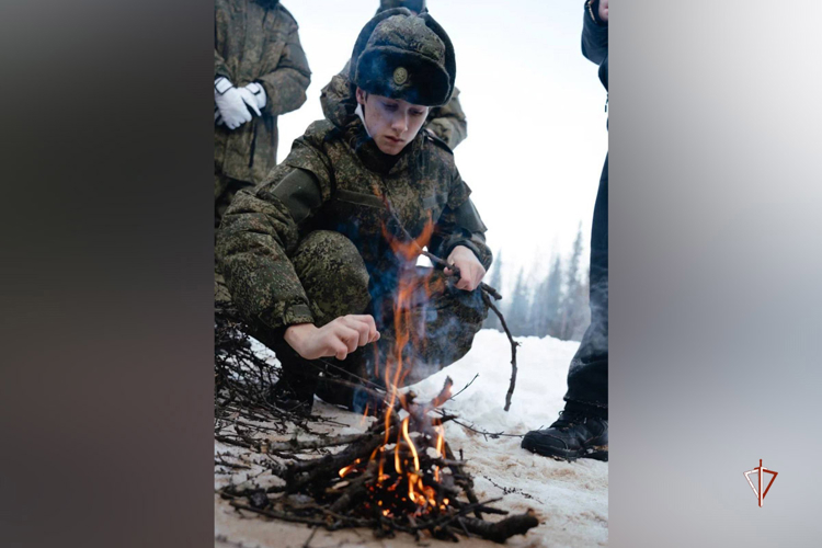 На Ямале сотрудники Росгвардии и кадеты провели зимний полевой выход