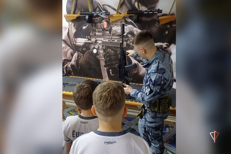 На Ямале бойцы ОМОН «Север» провели патриотическую встречу с воспитанниками клуба «ИРБИС»