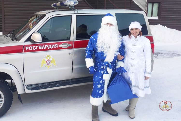 На Ямале росгвардейцы продолжают дарить детям новогоднее чудо в рамках акции «Дед Мороз специального назначения»