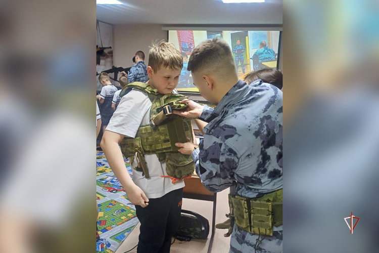На Ямале бойцы ОМОН «Север» провели патриотическую встречу с воспитанниками клуба «ИРБИС»