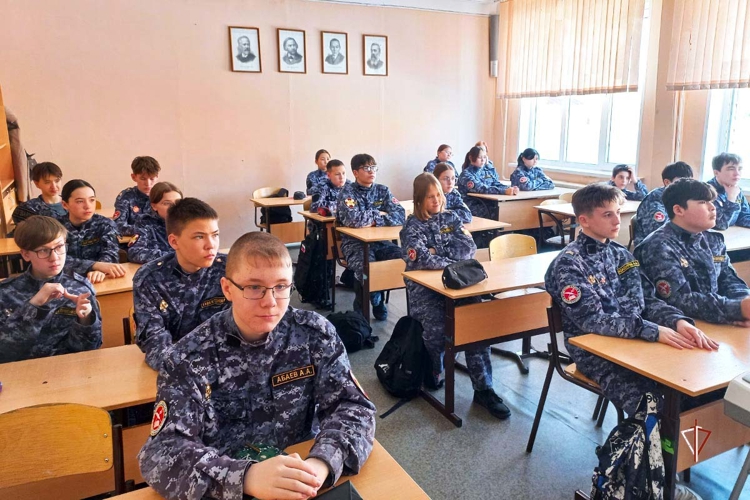 Офицеры Росгвардии встретились с подшефными кадетами в Салехарде 