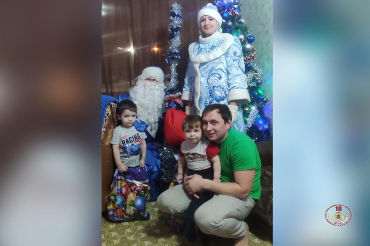 На Ямале росгвардейцы продолжают дарить детям новогоднее чудо в рамках акции «Дед Мороз специального назначения»
