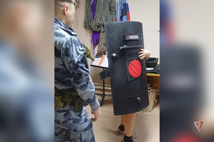 На Ямале бойцы ОМОН «Север» провели патриотическую встречу с воспитанниками клуба «ИРБИС»