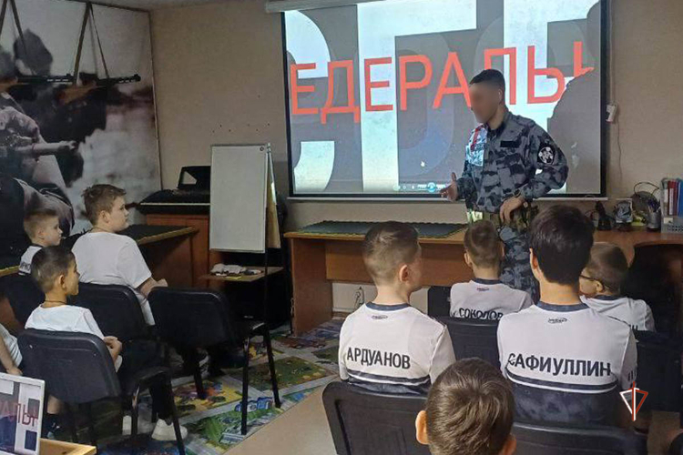 На Ямале бойцы ОМОН «Север» провели патриотическую встречу с воспитанниками клуба «ИРБИС»