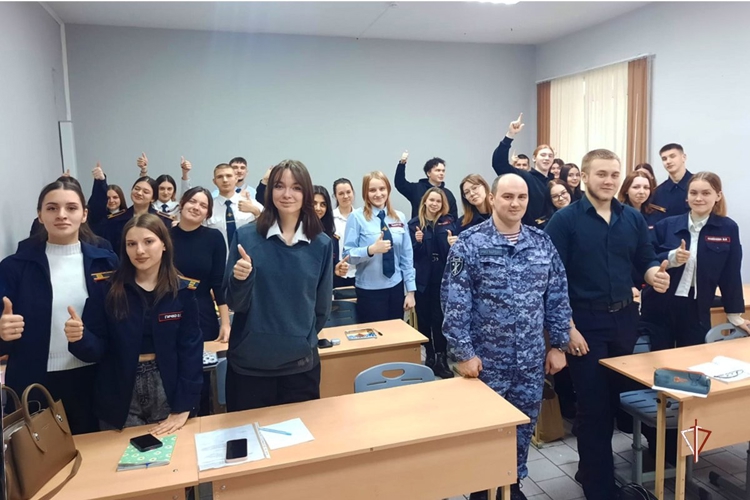 Сотрудники и военнослужащие Росгвардии провели серию патриотических мероприятий ко Дню Конституции РФ на Ямале