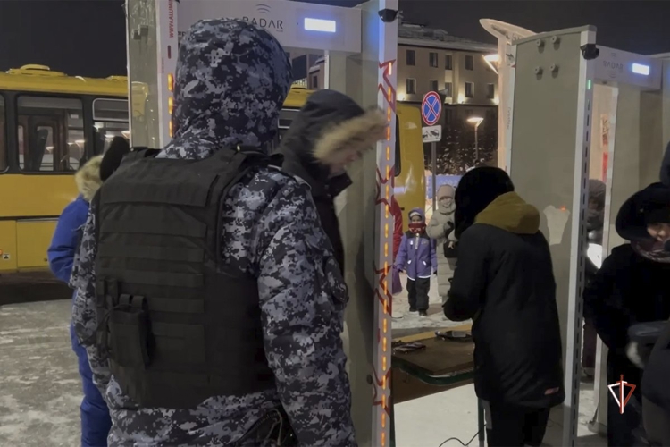 Росгвардия обеспечила безопасность открытия новогодних елей и ледовых городков на Ямале