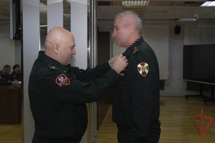 Командующий Уральским округом Росгвардии вручил ведомственные награды и погоны офицерам ведомства