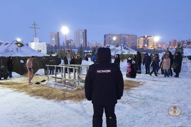 Росгвардия обеспечила охрану общественного порядка во время Крещенских богослужений на Ямале