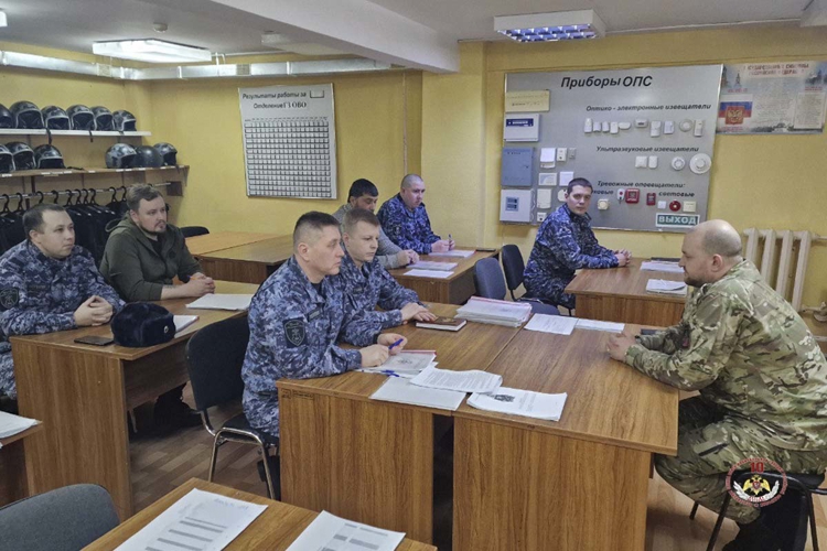 В Тарко-Сале состоялась встреча сотрудников вневедомственной охраны Росгвардии с ветераном СВО