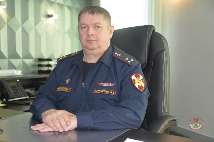 От газовых промыслов до стойбищ оленеводов: на Ямале начальник Управления Росгвардии полковник полиции Александр Борисенко поздравил сотрудников лицензионно-разрешительной работы и государственного контроля с профессиональным праздником