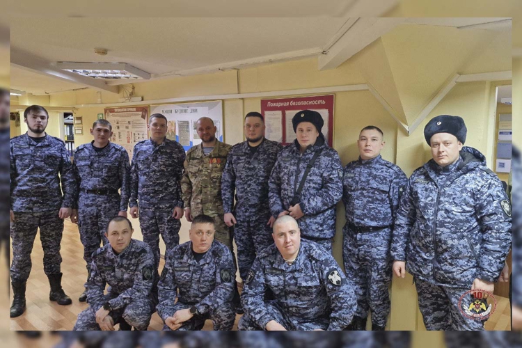 В Тарко-Сале состоялась встреча сотрудников вневедомственной охраны Росгвардии с ветераном СВО