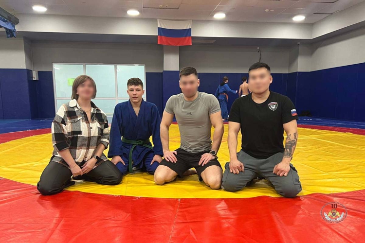 Офицер Росгвардии вручил награды чемпионам турнира по боевому самбо на Ямале