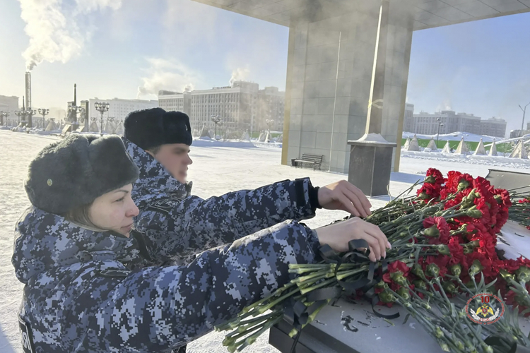 На Ямале военнослужащие и сотрудники Росгвардии приняли участие в памятных мероприятиях, посвященных Дню защитника Отечества