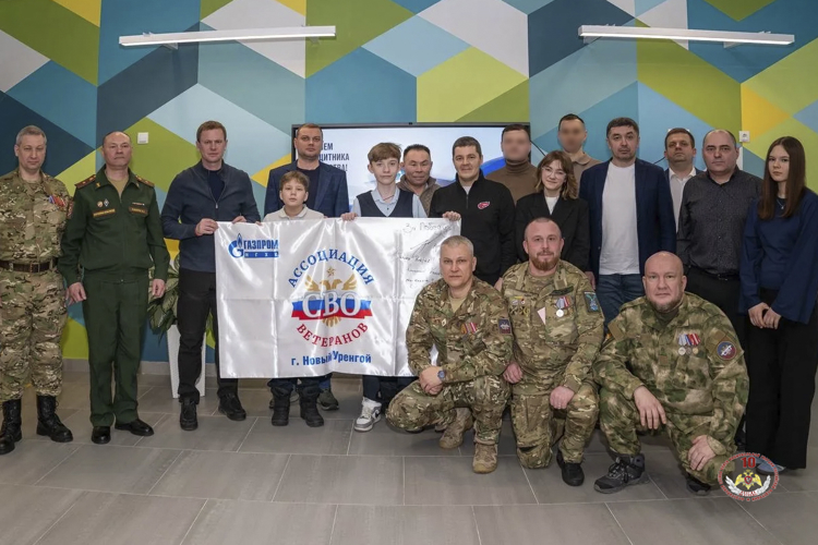В Новом Уренгое росгвардейцы встретились с губернатором Ямала