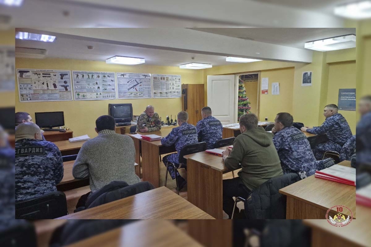 В Тарко-Сале состоялась встреча сотрудников вневедомственной охраны Росгвардии с ветераном СВО