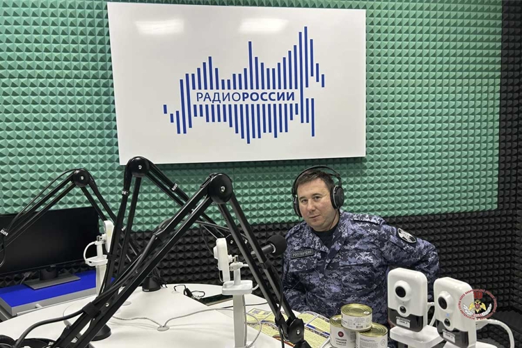 Ко Дню продовольственной и вещевой служб росгвардеец выступил в эфире ведомственной радиопередачи на Ямале