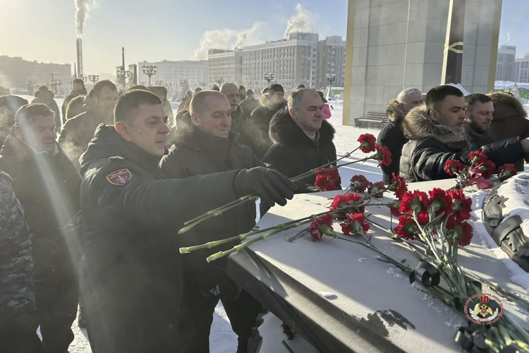 На Ямале военнослужащие и сотрудники Росгвардии приняли участие в памятных мероприятиях, посвященных Дню защитника Отечества