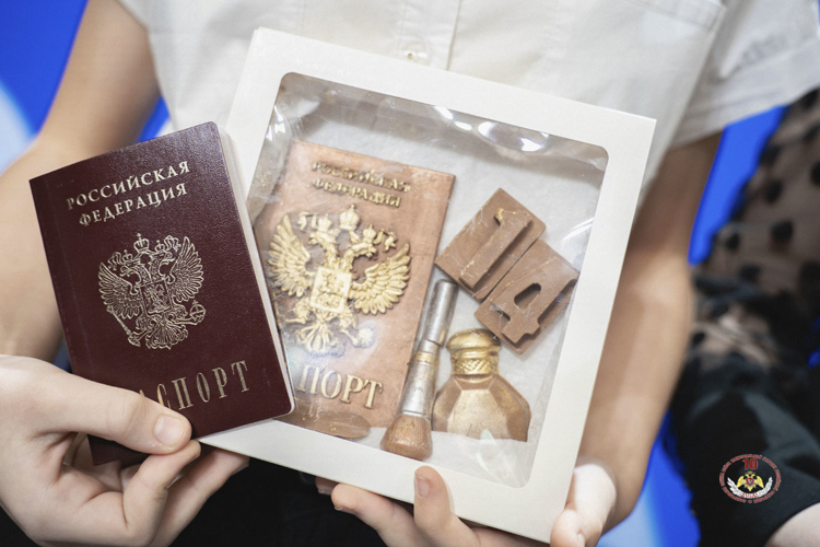 На Ямале сотрудники Росгвардии приняли участие в вручении паспортов