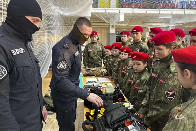 Открытки для героев и уроки от спецназа: в Салехарде прошла масштабная патриотическая акция Росгвардии (видео)