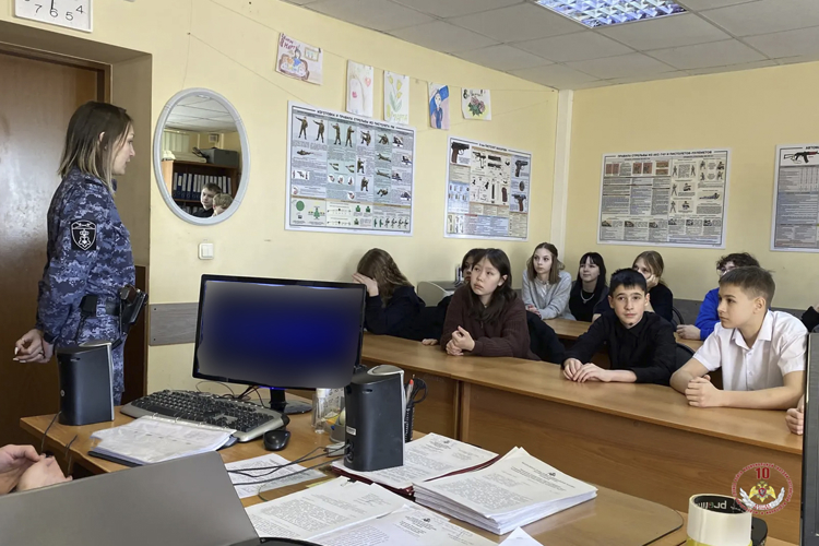 На Ямале продолжаются «Дни Росгвардии»: школьники знакомятся с деятельностью ведомства