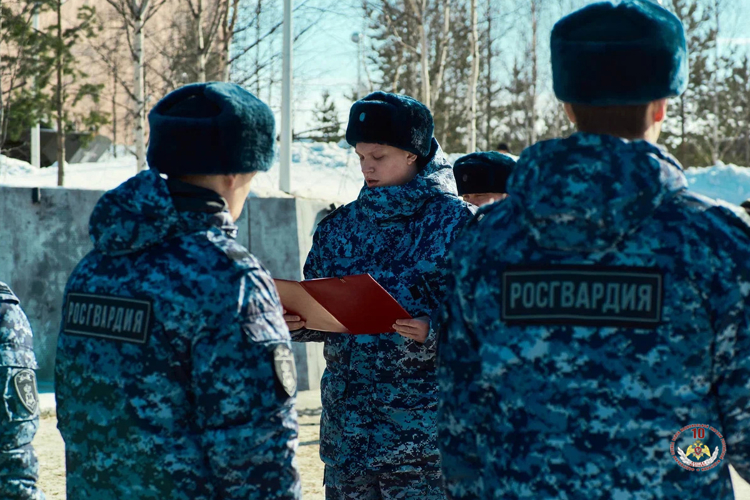 На Ямале росгвардейцы и воспитанники ВПК «Гвардеец» приняли торжественную присягу (видео)