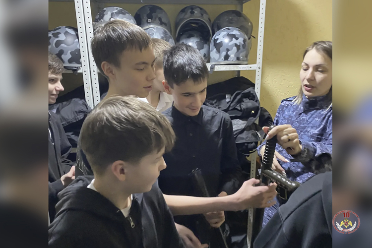 На Ямале продолжаются «Дни Росгвардии»: школьники знакомятся с деятельностью ведомства