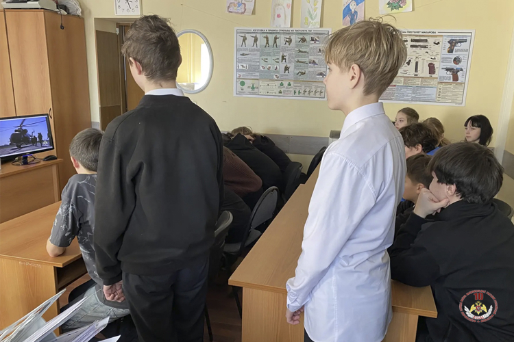 На Ямале продолжаются «Дни Росгвардии»: школьники знакомятся с деятельностью ведомства