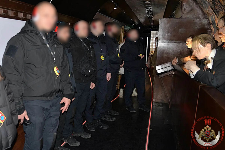 Бойцы СОБР «Варк» посетили «Поезд Победы» в Лабытнанги. Безопасность на выставке обеспечили росгвардейцы