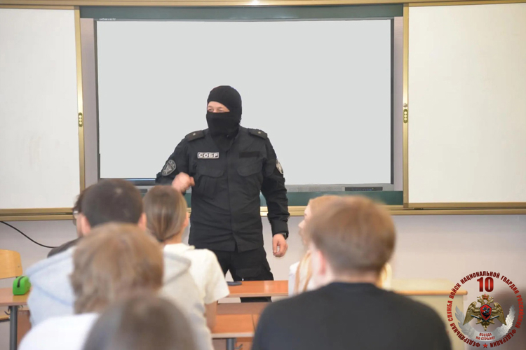 Бойцы СОБР «Варк» Росгвардии и старшеклассники Салехарда поговорили о патриотизме: откровенный разговор в стенах лицея  