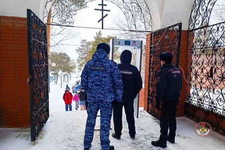 На Ямале военнослужащие и сотрудники Росгвардии обеспечили правопорядок в период проведения крупных спортивных, общественных мероприятий и Вербного воскресенья