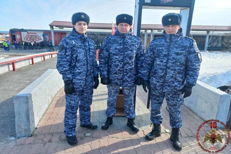 Бойцы СОБР «Варк» посетили «Поезд Победы» в Лабытнанги. Безопасность на выставке обеспечили росгвардейцы